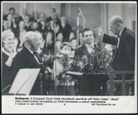 Pablo Casals vezényel, MTI-fotó, feliratozva, 20,5×24,5 cm