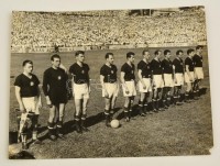 1954 Bern,  Az Aranycsapatról készült eredeti fotó a világbajnokság egyik mérkőzés előtt, hátoldalán pecséttel jelzett, szakadásokkal, 17,5x23 cm