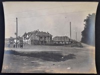 cca 1900 Budapest külvárosa BSZTL HÉVV  helyi érdekű vasút megállóhelye. Pontos helyszín azonosításra vár. Nagyméretű fotó. Erdélyi Mór (1866-1934) fotográfiája. 28x23 cm