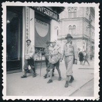 cca 1935-1940 Kolozsvár (Cluj), Az Apostol és Minerva gyógyszertárak fotója utcaképen, 5,5x6 cm / Cluj, pharmacy