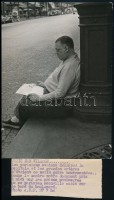 1937 Párizs. újságolvasó, hírügynökségi fotó / Paris, news reader. Press photo. 13x18 cm