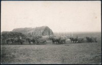 cca 1920 Falusi szekerek szalmakazal előtt, fotólap, 8,5x13,5 cm