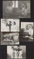 cca 1950 Élelmiszer üzlet és dolgozói, pénztárgéppel, 6,5x9,5 és 9x14 cm közti méretben
