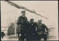 1930 Dunai expressjárat kapitánya a hajó fedélzetén, hátoldalán feliratozva, 7,5x11 cm