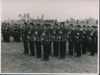 cca 1940 Gyakorlatozó rendőrök. A M. kir rendőrség Budapesti Rendőri Őrségének Főparancsnoksága. Baleseti Járőr. Pecséttel jelzett fotó 12x9 cm
