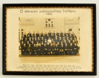 1933 A debreceni postaigazgatóság tisztikara, fotó kartonra ragasztva, feliratozva, üvegezett fa keretben, 17×22 cm
