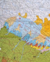 4 db különféle geológiai térkép: Északkelet-Szomália, Emilia-Romagna, Toszkána, Hawaii, különböző léptékben és méretben
