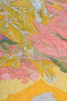 4 db különféle geológiai térkép: Északkelet-Szomália, Emilia-Romagna, Toszkána, Hawaii, különböző léptékben és méretben