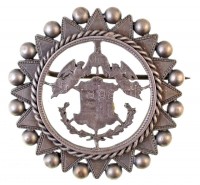 1868-1869. 1Ft Ag címer kivágva és jelvénnyé alakítva, a tűn ezüstjelzés (20,5g)