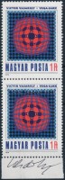 1979 Victor Vasarely Vega-sakk c. képét ábrázoló bélyegpár a művész saját kezű aláírásával /
1979 Vasarely stamp pair with autograph signature of the artist