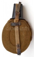 Posztóval bevont cserkészkulacs, pohárral, h: 25 cm