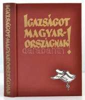 Apponyi Albert et al.: Igazságot Magyarországnak. A trianoni békeszerződés következményeinek ismertetése és bírálata. Bp., 1928, Magyar Külügyi Társaság. Térképmellékletekkel, papír védőtokban, szép állapotban.