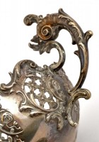 1900 ezüst (Ag.) neobarokk jardiniere, áttört szélekkel, poncolt, cizellált, öntött fülekkel, jelzett (V. Mayer's Soehne), eredeti csiszolt üvegbetéttel (nagyon apró csorbával), 30×16 cm, m:14 cm nettó:492 g / Silver  jardiniere,