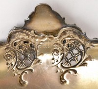 1900 ezüst (Ag.) neobarokk jardiniere, áttört szélekkel, poncolt, cizellált, öntött fülekkel, jelzett (V. Mayer's Soehne), eredeti csiszolt üvegbetéttel (nagyon apró csorbával), 30×16 cm, m:14 cm nettó:492 g / Silver  jardiniere,