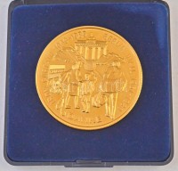 Bognár György (1944-) 1989. 'Vasfüggöny / Berlini fal' aranyozott fém emlékérem, sorszámozott tanúsítvánnyal, tokban (65mm) T:1-(PP) ujjlenyomat