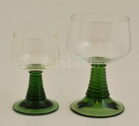 Likőrös pohár tétel, összesen 6 db, különböző méretekben, zöld, anyagában színezett talppal, jelzés nélkül, hibátlanok, m: 11 és 14 cm között