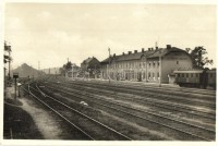 20 db főleg RÉGI felvidéki képeslap jobb, érdekes lapokkal; Kassa, Homonna, Héthárs, Kisszeben, Legenye-Alsómihályi vasútállomás ... stb / 20 mostly pre-1945 Slovakian town-view postcards with interesting pieces; Kosice, Humenné,