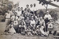 1929-1970 Gáspár Vilmos, egy világutazó eszperantista érdekes útinaplója. Több száz oldal a javarészt a 30-as évek tett utazásokról. Fotók, képeslapok, bélyegek, levélzárók és rengeteg pecsét az út állomásairól. Minden