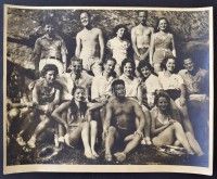 1929-1970 Gáspár Vilmos, egy világutazó eszperantista érdekes útinaplója. Több száz oldal a javarészt a 30-as évek tett utazásokról. Fotók, képeslapok, bélyegek, levélzárók és rengeteg pecsét az út állomásairól. Minden
