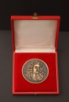 Borsos Miklós (1906 - 1990): II.Rákóczi Ferenc érem /Sárospataki Gimnzázium, 1981., öntött,bronz, díszdobozban, 85 mm