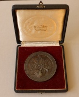 Anton, Scharff (1845 - 1903): Nemzeti Zenede 50 éves évfordulójára, 1890., bronz, díszdobozban, 63 mm
