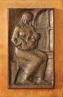 Pató Róza (1934 - 2018): Szoptató anya, bronz fára applikálva, 28,5 x 17 cm