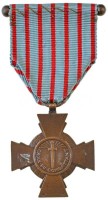 Franciaország 1926. 'Frontharcos kereszt' Br kitüntetés mellszalagon, alsó keresztszáron bronzjelzés T:2France 1926. 'Combatant's Cross' Br decoration with ribbon, bronze mark on lower arm C:XF