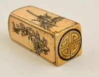 Kínai pecsétnyomó. Faragott csont, festéssel. Egyik sarkán apró lepattanással / Chinese seal maker  carved ebony with a slight glance 4,7 cm