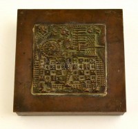 Kopcsányi Ottó (1933-): 'Lovagi' doboz, réz fa betéttel, jelzett, 13,5x13,5x2,5 cm