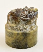 Kínai pecsétnyomó. Fő kutyát ábrázoló faragott jade kő / Chinese seal maker Pho dog, carved jade. 4,6  cm