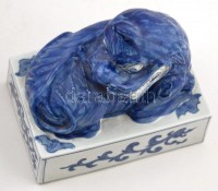 Nagyméretű kínai pecsétnyomó. Fő kutyát ábrázoló festett mázas porcelán / Large Chinese seal maker Pho dog. Porcelain 14x15 cm