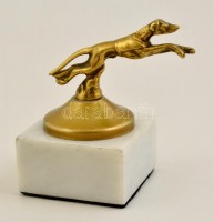 Versenyző agár. Bronz, jelzés nélkül, márvány talapzaton, m: 6 cm