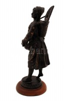 cca 1950, Német paraszt pár szobor, spiáter, jelzés nélkül, hibás, 25cm