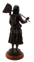 cca 1950, Német paraszt pár szobor, spiáter, jelzés nélkül, hibás, 25cm