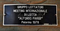 'Trofeo Alfonzo Parisi' tengeri életmentésért járó, fa emléktábla, Gruppo Lotatori Meeting Internatzionale di Lotta 'Alfonso Parisi' Palermo 1978, fémtáblácskával, faragott fa, jelzés nélkül, repedéssel, 32x23 cm.