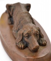 Jelzés nélkül: Fekvő vadászkutya, bronz, bronz talapzaton, m:4 cm, h:19,5 cm