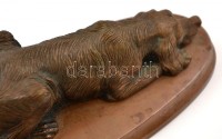 Jelzés nélkül: Fekvő vadászkutya, bronz, bronz talapzaton, m:4 cm, h:19,5 cm