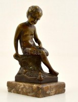 Jelzés nélkül: Ülő kisfiú és a béka. Bronz, márvány talapzaton, m:12,5 cm