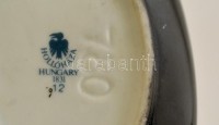 Hollóházi Jurcsák László által tervezett porcelán hamutartó, matricás, kopásnyomokkal, jelzett, 13×9×3,5 cm