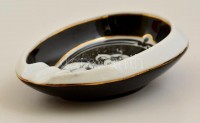 Hollóházi Jurcsák László által tervezett porcelán hamutartó, matricás, kopásnyomokkal, jelzett, 13×9×3,5 cm