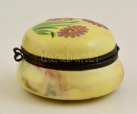 Virágmintás porcelán tégely, kézzel festett, jelzett, kis kopásokkal, d: 8 cm