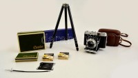 cca 1953 Certo Six 6x6-os távmérős fényképezőgép, Carl Zeiss Tessar 80mm f/2.8 objektívvel, Tempor zárszerkezettel, eredeti bőr tokjában, korabeli állvánnyal, tartozékokkal (színszűrő, 35mm-es toldalék), működőképes, jó