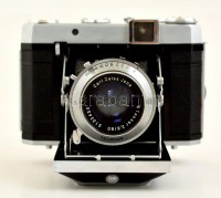 cca 1953 Certo Six 6x6-os távmérős fényképezőgép, Carl Zeiss Tessar 80mm f/2.8 objektívvel, Tempor zárszerkezettel, eredeti bőr tokjában, korabeli állvánnyal, tartozékokkal (színszűrő, 35mm-es toldalék), működőképes, jó