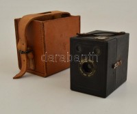 cca 1937-1938  Kodak Eastman Popular Brownie box fényképezőgép, korabeli bőr tokban, működőképes, jó állapotban / Vintage Kodak box camera in good condition, with leather case
