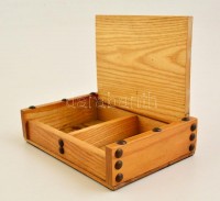 Fa kártyatartó doboz fém szegecsekkel, 18×13×5 cm
