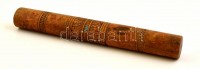 Díszesen faragott henger alakú fa tároló, h: 24,5 cm, d: 3 cm