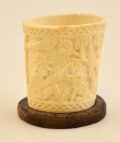 Népies csontfaragvány (birkapásztor nyájával jelenettel), fa talpon, m: 6,5 cm