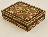 Berakásokkal díszített fa dobozka, kis sérüléssel, 9×12×3 cm