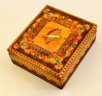 Faragott fa cigarettakínáló dobozka, 12×11×4,5 cm