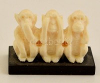 A három bölcs majom, csont faragás, 1×2,5 cm